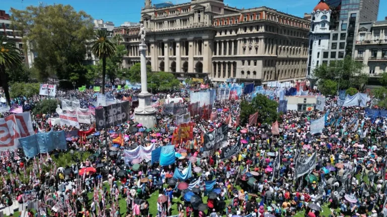 Primeros arrestos y enfrentamientos deja una nueva protesta masiva contra Javier Milei en Argentina