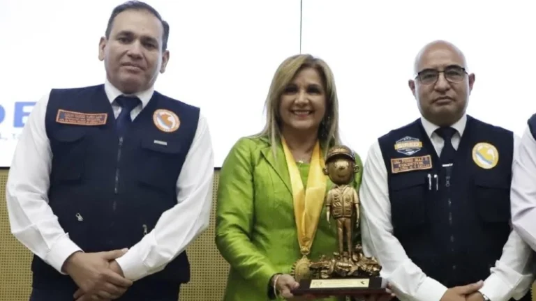 La alcaldesa de San Isidro, Nancy Vizurraga, fue galardonada con el prestigioso «Tato de Oro» por el Instituto Nacional de Defensa Civil 