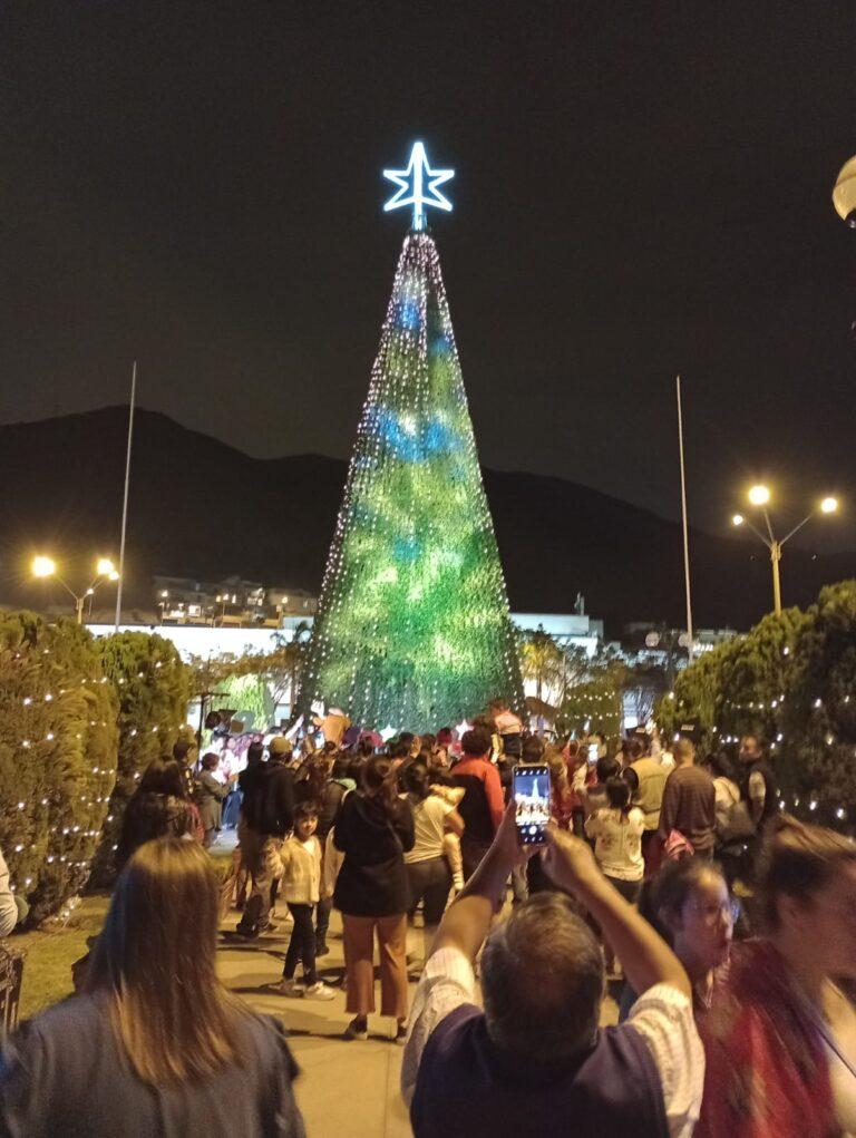 En emocionante reunión la Municipalidad de La Molina encendio esta nocheun bello árbol navideño