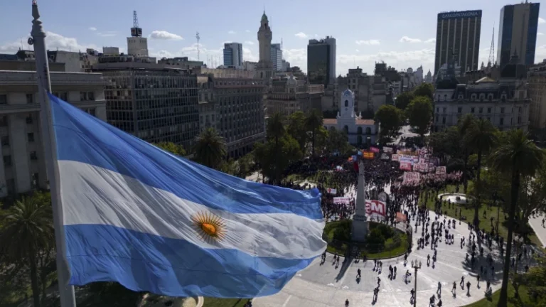 El FMI advierte que Argentina sufrirá recesión este año