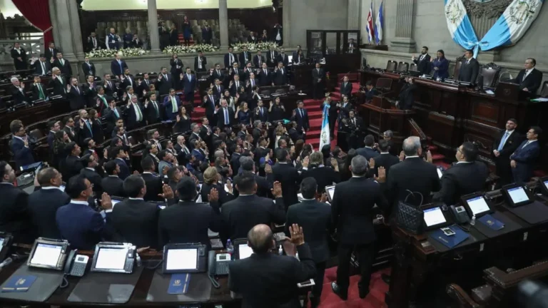 El nuevo Congreso de Guatemala revoca suspensión del partido de Bernardo Arévalo