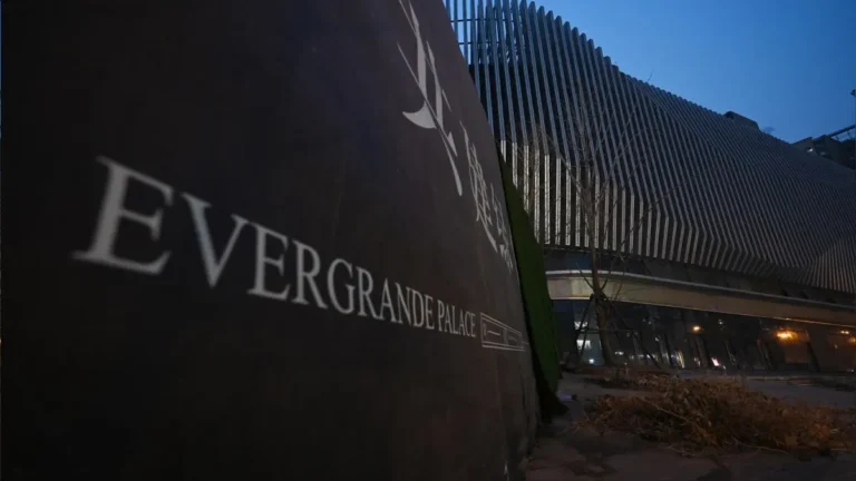 Hong Kong ordenó liquidar Evergrande: Seis claves para entender la crisis del gigante inmobiliario chino