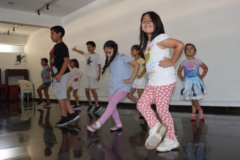 Cientos de niños se divierten en talleres de educación, cultura y deportes