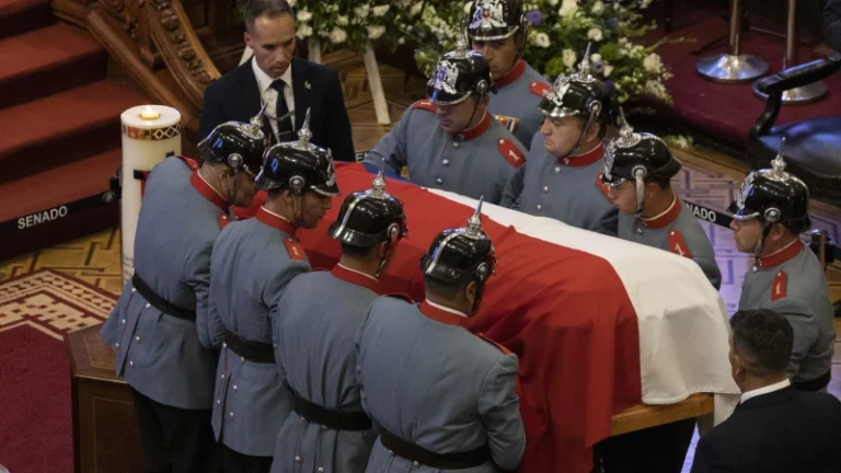 Con una gran ovación comienza funeral de Estado de Sebastián Piñera