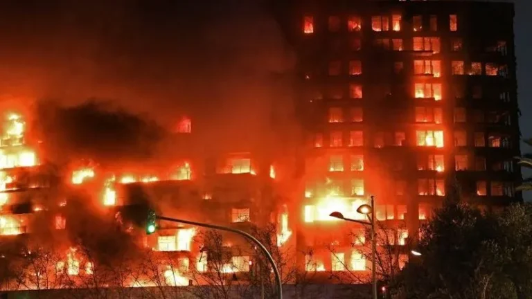 Cuatro muertos y 14 desaparecidos en voraz incendio de un edificio en Valencia