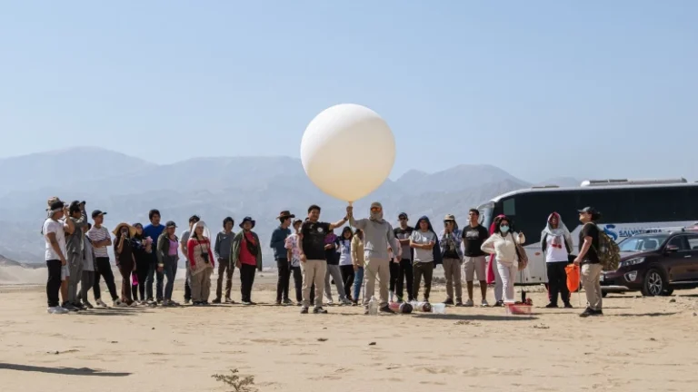 Estudiantes peruanos lanzan globo estratosférico que lleva papa, lechuga y sensores