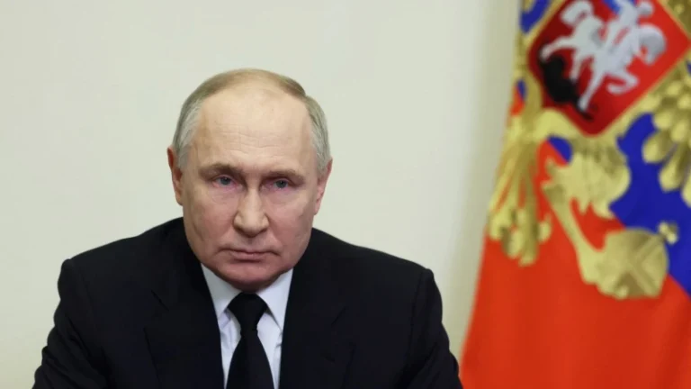 Putin califica el atentado en Moscú de «acto terrorista salvaje» y apunta a Ucrania