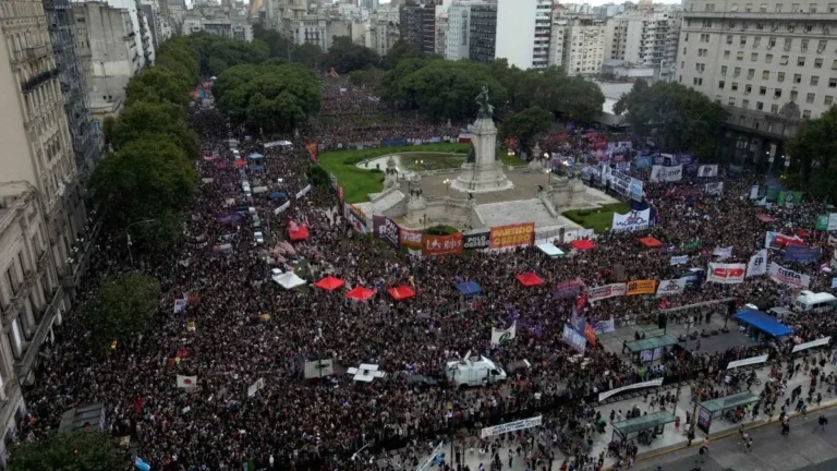 Miles de argentinas marcharon contra las medidas antifeministas y la ‘motosierra’ de Javier Milei