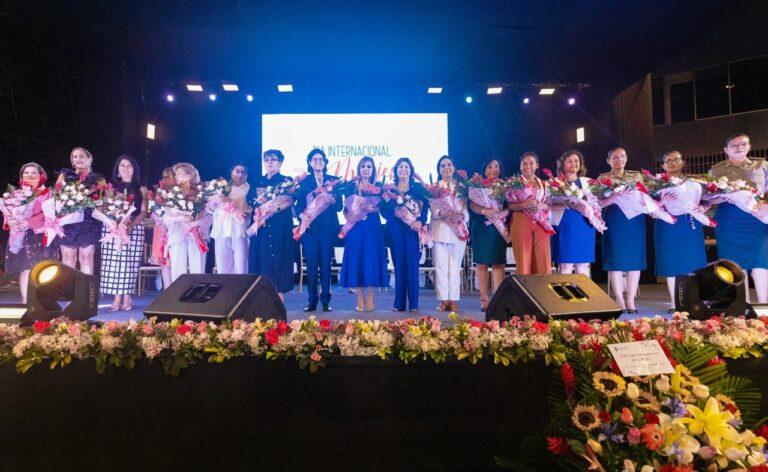 San Isidro: Ministra de la Mujer, congresistas y autoridades son reconocidas por el día de la mujer