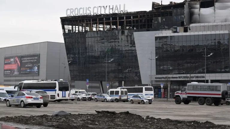 Un sospechoso del atentado de Moscú tenía fotos pro-Ucrania en su celular, según la policía rusa