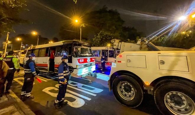 ATU realiza operativo nocturno contra el transporte informal y envía al depósito a vehículos con multas por más de medio millón de soles