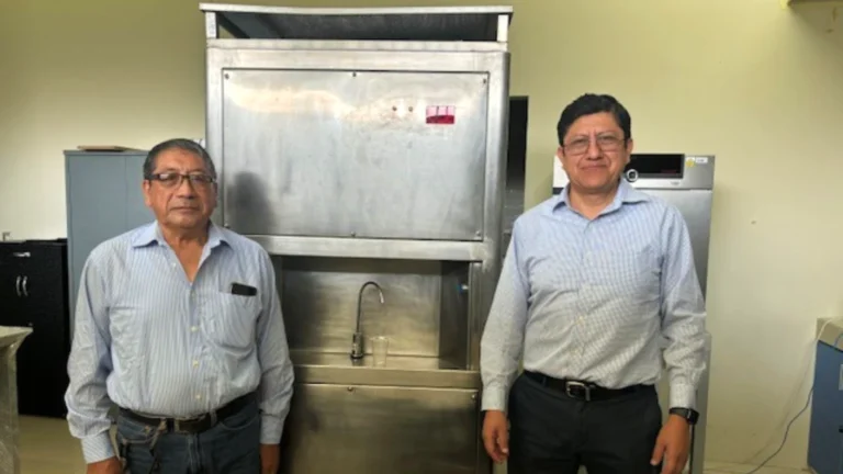 Ingenieros de la UNI desarrollan un sistema portátil que produce y dispensa agua