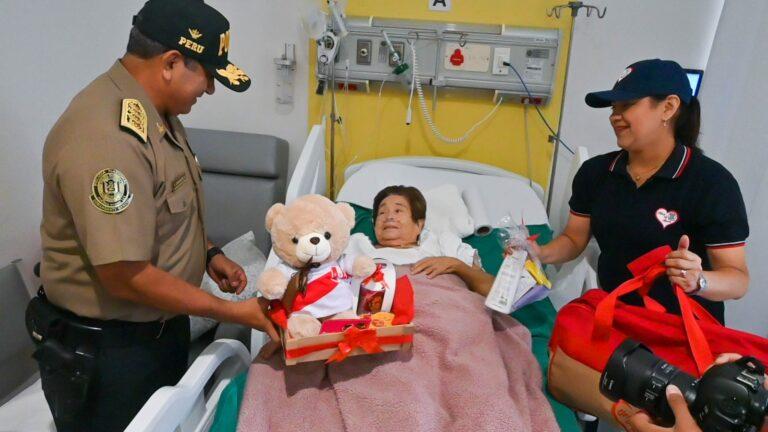 Comandante general de la policía adelanta saludo y felicitación por su día a mamitas hospitalizadas en el «Luis N. Saenz»