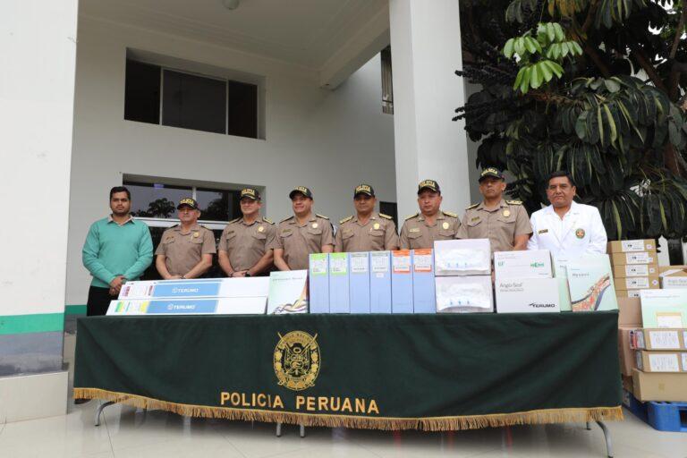 Comando de la policía entrega importante material para realizar cateterismos y salvar vidas en el hospital «Luis N. Sáenz»