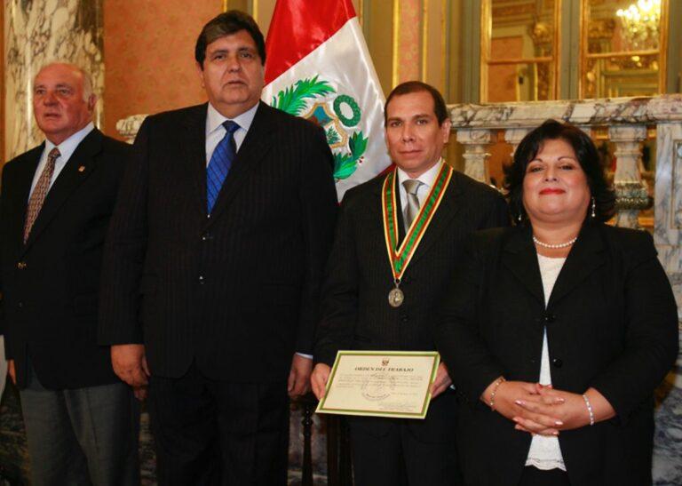 Por segunda vez el Estado Peruano condecora con la Orden del Trabajo al doctor Javier Arévalo