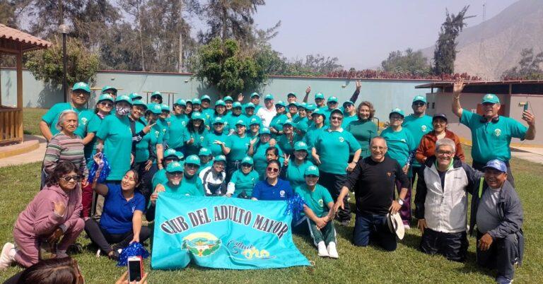 Integrantes de la «Edad de oro» del policlínico policial de Chorrillos se relajan en su primer paseo de la amistad