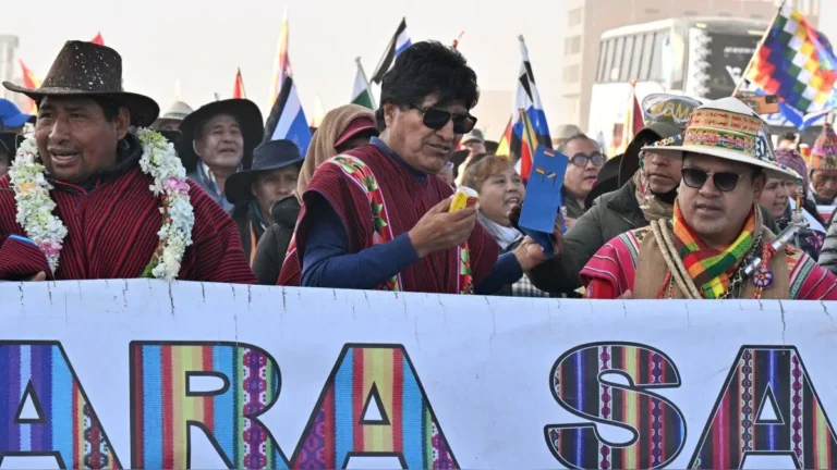 Evo Morales llega a La Paz con miles de seguidores: «Tupaj Katari vuelve convertido en millones»