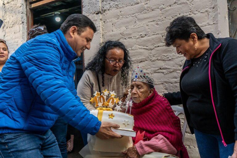 En su cumpleaños abuelita de 100 años es coronada Reina de la Primavera