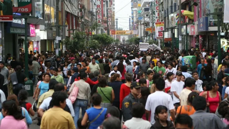 Comerciantes de Gamarra paralizan actividades y marchan hacia Palacio de Gobierno exigiendo seguridad