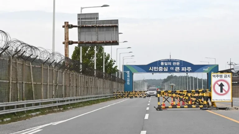 Corea del Norte dinamita carreteras hacia el Sur y refuerza su postura de aislamiento