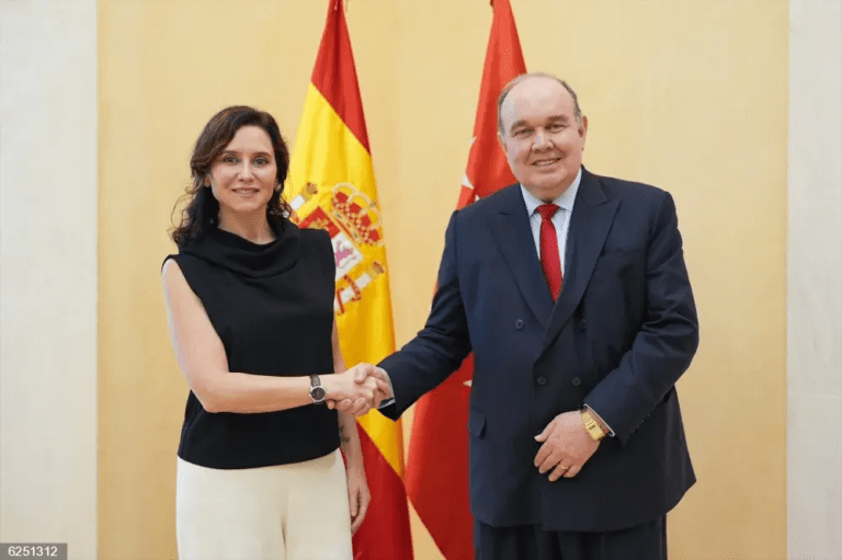 La presidenta de la Comunidad de Madrid, Isabel Díaz Ayuso, recibe al alcalde de Lima, Rafael López Aliaga