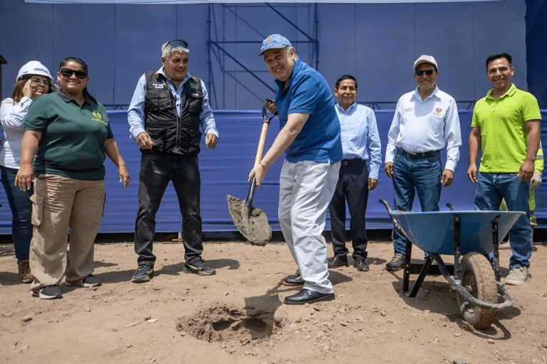 En medio de una multitud de vecinos, Rafael López Aliaga, puso primera piedra de obra en la autopista Ramiro Prialé