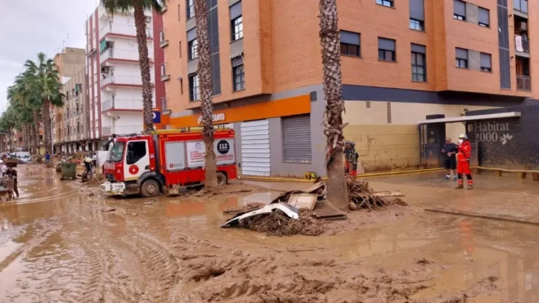 Intensas lluvias en Barcelona causan cortes en trenes y retrasos en vuelos