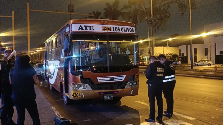 Atacan bus lleno de pasajeros a balazos frente a la Municipalidad de Los Olivos