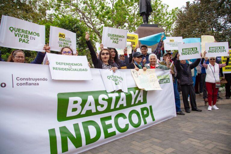 San Isidro: Alcaldesa y cientos de vecinos marcharon hacia INDECOPI y entregaron memorial en rechazo a proyectos VIS