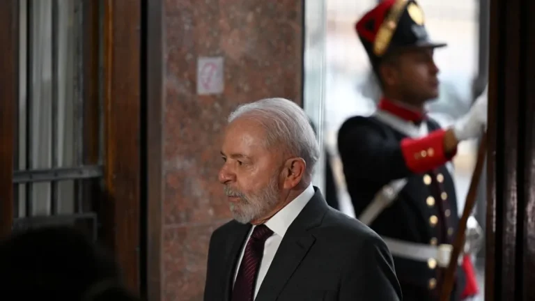 Lula da Silva se recupera tras cirugía por hemorragia intracraneal y permanece bajo observación