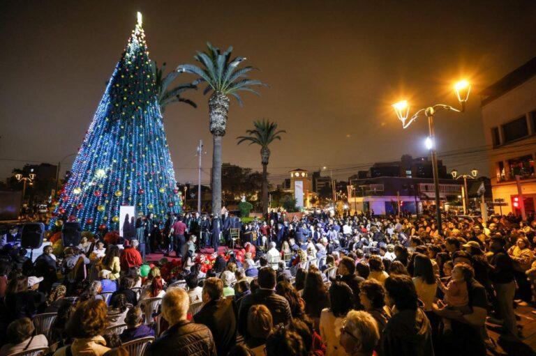 San Isidro: Con encendido de luces de colorido árbol se inician las celebraciones navideñas