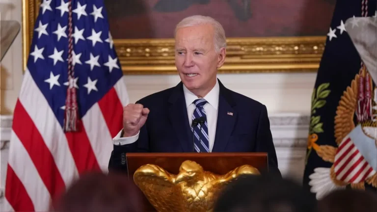 Joe Biden prohíbe nuevas perforaciones petroleras y gasíferas en vastas áreas marítimas de EE.UU.