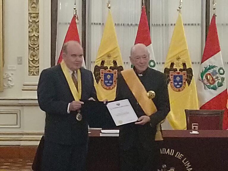 Cardenal Juan Luis Cipriani recibe Medalla Orden al Mérito en el Grado de Gran Cruz por parte del alcalde de Lima Rafael López Aliaga