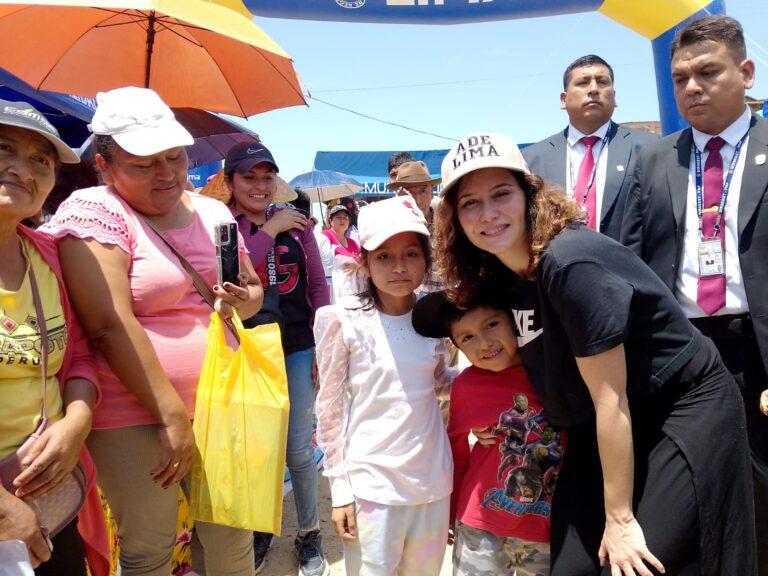 Isabel Díaz Ayuso, Presidenta de la Comunidad de Madrid, continuará dondando agua potable a sectores necesitados de Lima