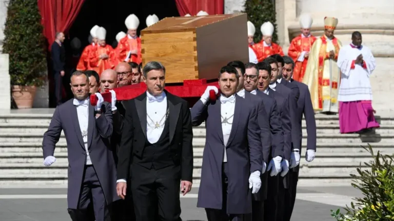 Emotiva despedida: el cortejo fúnebre del papa Francisco recorre Roma hasta su descanso final