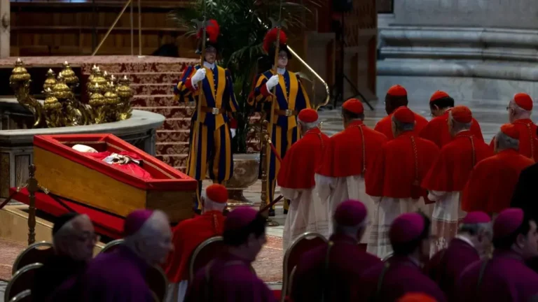 Multitudinaria despedida al papa Francisco en la Basílica de San Pedro