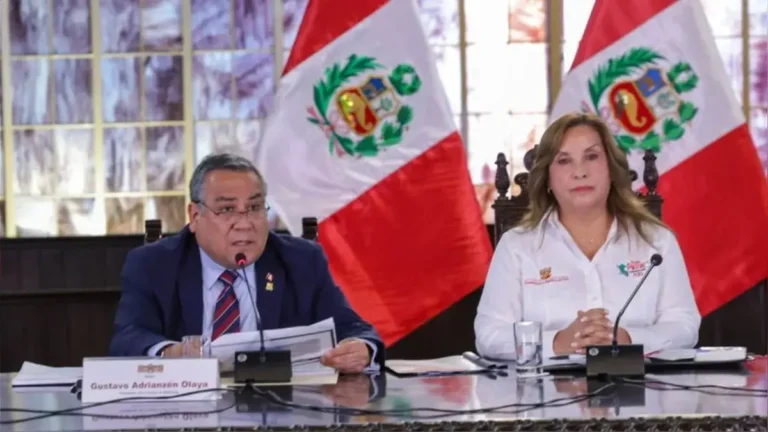 Adrianzén califica de “tontería mayúscula” los cuestionamientos por las cirugías estéticas de Dina Boluarte