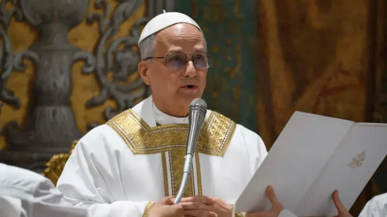 León XIV celebra su primera misa como Papa y llama a la Iglesia a caminar unida