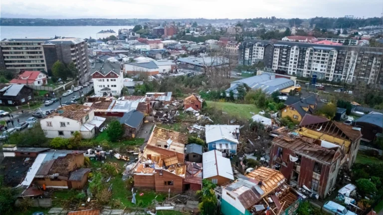 Tornado azota Puerto Varas: ocho heridos y más de 250 viviendas afectadas en el sur de Chile
