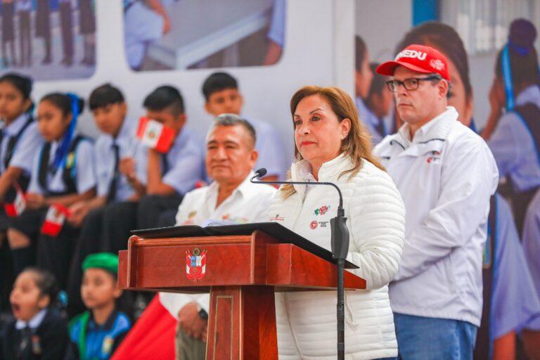 Alcalde Pablo Mendoza entrega la llave de Carabayllo a la presidenta Dina Boluarte en inauguración de escuela bicentenario